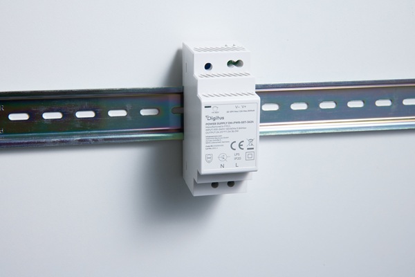 DIGITUS 24V / 1,5A / 36W Stupňovitý napájecí zdroj na DIN lištu (tenký, třída II) DN-PWR-SST-3624